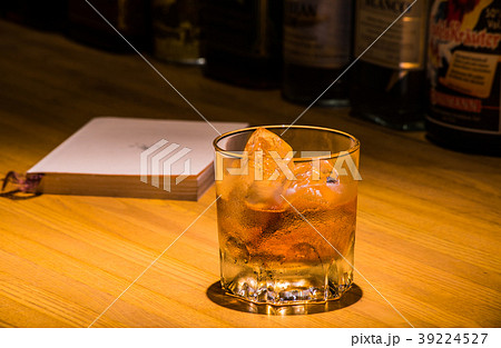 ウイスキーのロック　バーカウンターにて 39224527