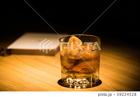 ウイスキーのロック　バーカウンターにて 39224528