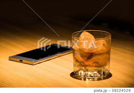 ウイスキーのロック　バーカウンターにて 39224529