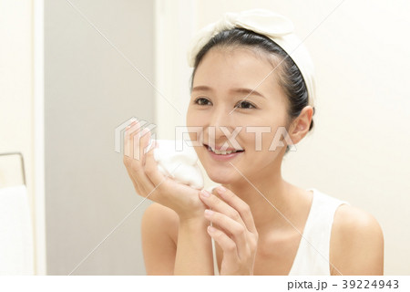 洗顔をする女性 洗顔をする女性 39224943