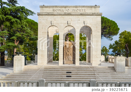 Old arch monument in Rome 39225671