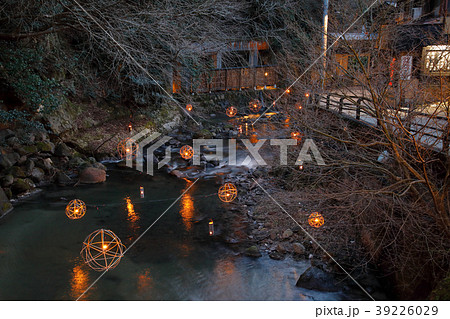 冬の黒川温泉 ライトアップ 湯あかりの写真素材