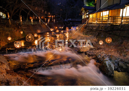 冬の黒川温泉 ライトアップ 湯あかりの写真素材