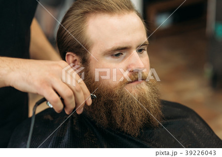 Bearded Man having a haircut with a hair clippers 39226043