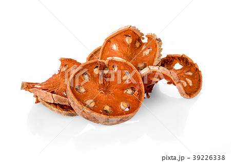 slices baels  fruit dry on white background 39226338