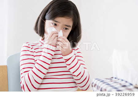 花粉症に苦しむ女の子 花粉症 鼻炎 風邪 花粉症に苦しむ女の子 花粉症 鼻炎 風邪 39226959