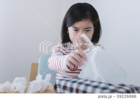 花粉症に苦しむ女の子 花粉症 鼻炎 風邪の写真素材