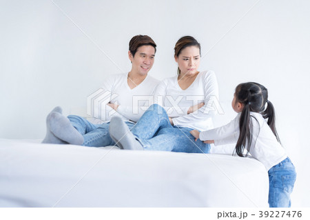 People with relationship difficulties conflict. 39227476