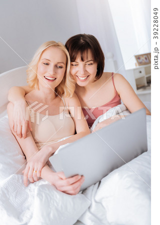 Nice positive woman hugging her girlfriend 39228049