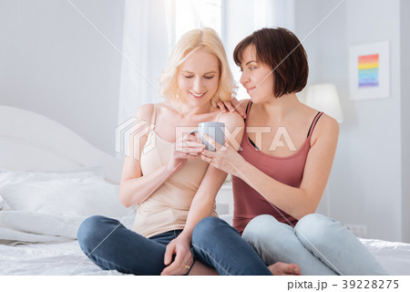 Positive female couple having tea 39228275