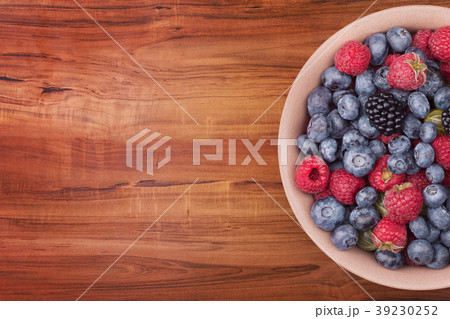 Plate with berries 39230252