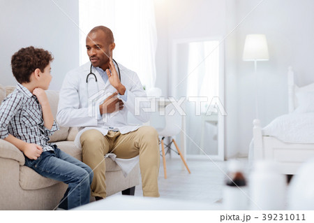 Successful male doctor sharing knowledge with boy Successful male doctor sharing knowledge with boy 39231011