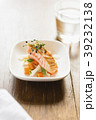 fresh little salad with salmon and sprouts 39232138