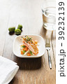 fresh little salad with salmon and sprouts 39232139