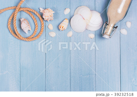 Light blue wooden background with rope, sea shells 39232518