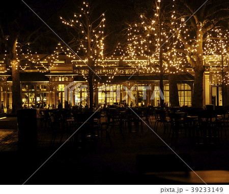 empty night restaurant, lot of tables and chairs 39233149