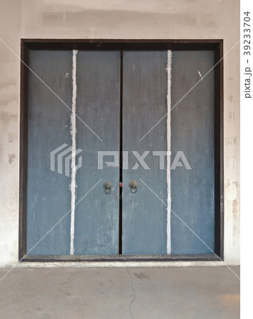 Old Chinese gate with two door in shrine Old Chinese gate with two door in shrine 39233704