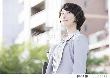 ビジネスウーマン・屋外 ビジネスウーマン・屋外 39235745
