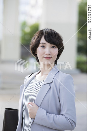ビジネスウーマン・屋外 39235754