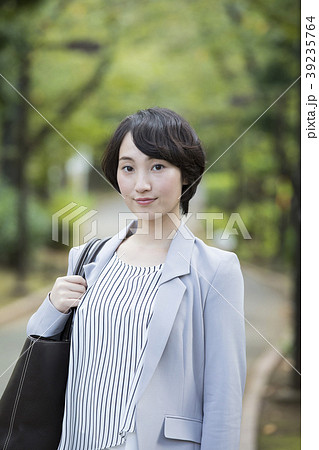 ビジネスウーマン・屋外 ビジネスウーマン・屋外 39235764