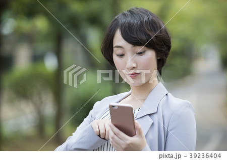 ビジネスウーマン・屋外 39236404