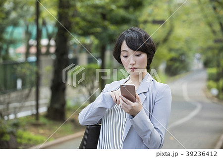 ビジネスウーマン・屋外 39236412