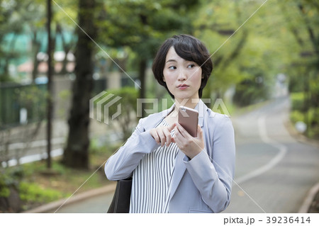 ビジネスウーマン・屋外 39236414