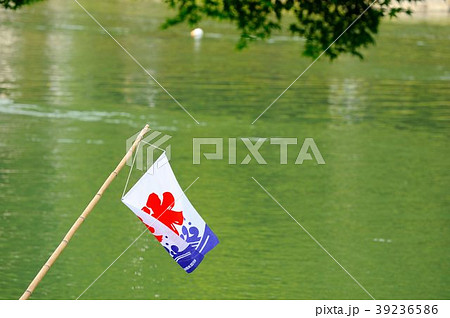 氷の旗が風に揺れる 39236586