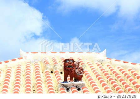 竹富島　琉球赤瓦とシーサー 39237929