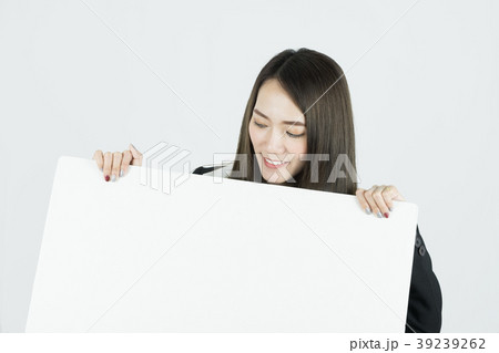 Asian businesswoman holding blank white card board 39239262