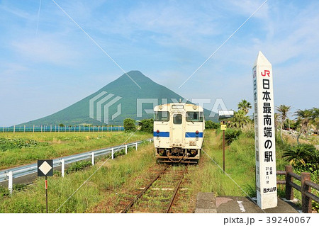 鹿児島県　西大山駅からの鉄道と開聞岳 39240067