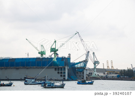 Crane lifts at harbor 39240107