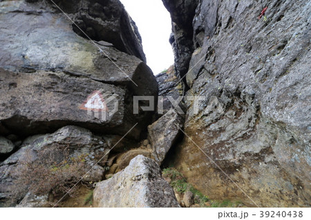 安達太良山から沼尻登山口への登山道にある胎内岩 39240438