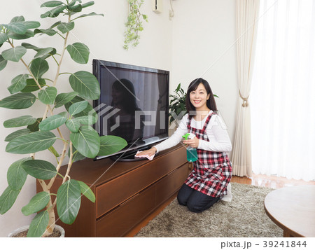 タオルでテレビ台を掃除する女性 タオルでテレビ台を掃除する女性 39241844