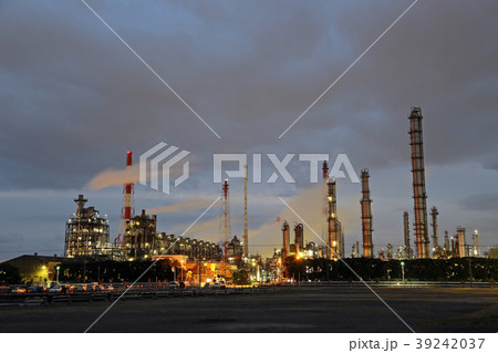 夜の工場 39242037