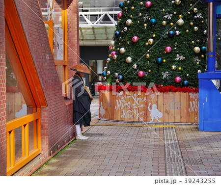 街中で托鉢するお坊さん 39243255