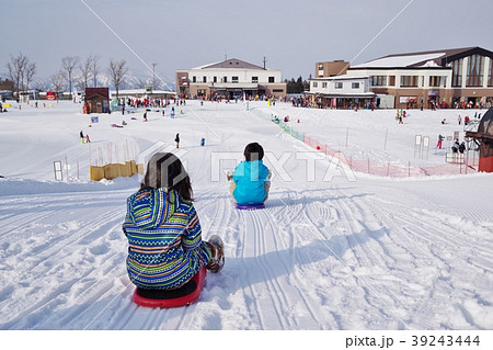 雪山でソリ遊びをする子供たち 39243444