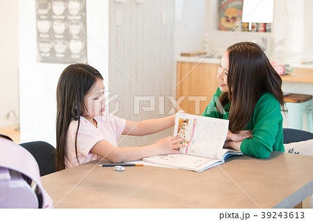 小学生娘の宿題を見る母親 39243613