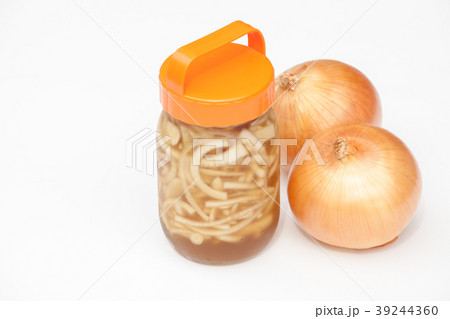 保存瓶に入った酢玉ねぎ 保存瓶に入った酢玉ねぎ 39244360