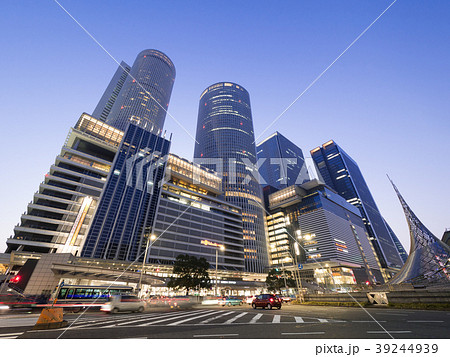 名古屋駅前ロータリー　JRセントラルタワーズとJRゲートタワー　夕景 39244939