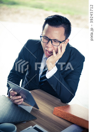 working on tablet, pressured to work and unsuccess 39245712