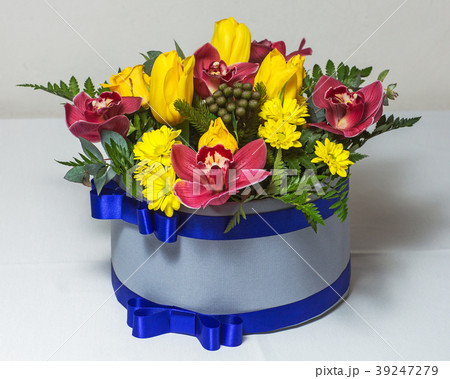 Bouquet of flowers in the box Bouquet of flowers in the box 39247279
