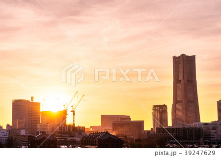 ビルに沈む夕日の写真素材