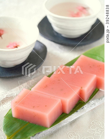 桜茶と桜水ようかん　ガラス長皿（ハイアングル） 39248838