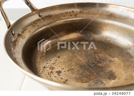 汚れがこびりついた調理器具 焦げ付き 燃やさないゴミ 分別ごみ 汚れがこびりついた調理器具 焦げ付き 燃やさないゴミ 分別ごみ 39249077