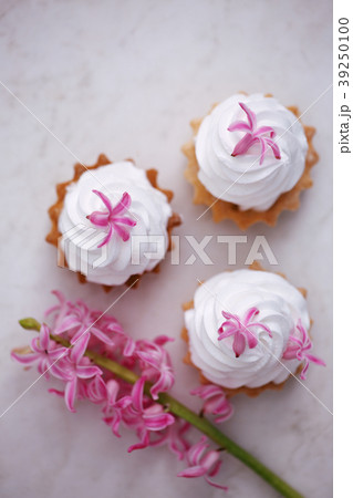cake with hyacinth top view 39250100