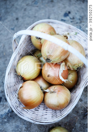 Basket with onions in a rustic style Basket with onions in a rustic style 39250275