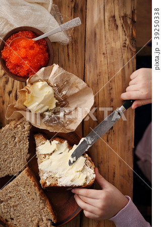 child prepares a sandwich 39250338