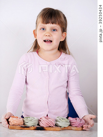 girl holding fettuccine pasta 39250434