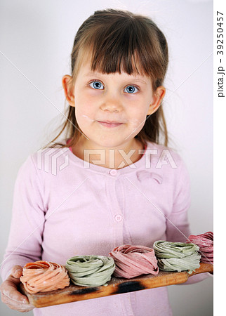 girl holding fettuccine pasta girl holding fettuccine pasta 39250457